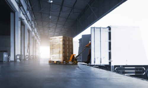 trabajadores-que-descargan-cajas-paquetes-muelle-carga-contenedores-carga-almacen-transporte-envio-carga