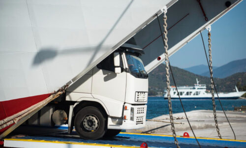 argo-van-truck-kamion-transporta-mercancias-o-articulos-paises-concepto-transporte-internacional-camion-sale-ferry-ferry-dia-soleado-transporte-intercontinental